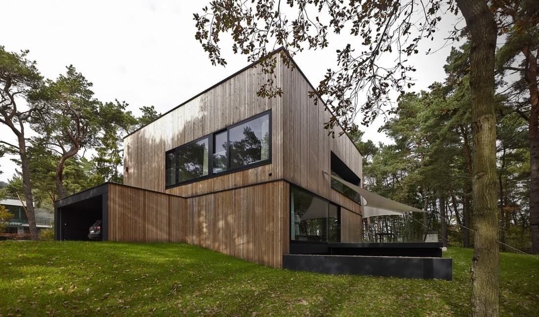 Частный дом в стиле конструктивизм, с внешней отделкой деревом